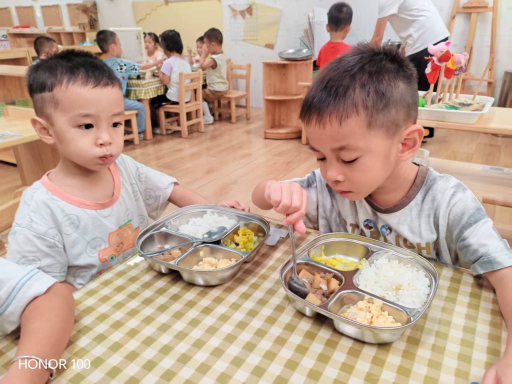 图片[2]-哥哥幼儿园小班第一天上学表现-清风小筑-雷国胜的个人网站