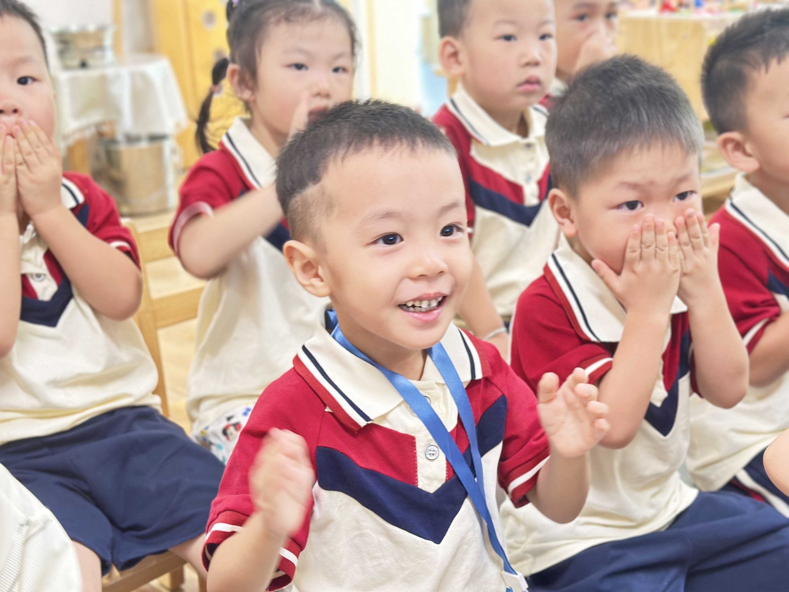 哥哥幼儿园小班第一天上学表现